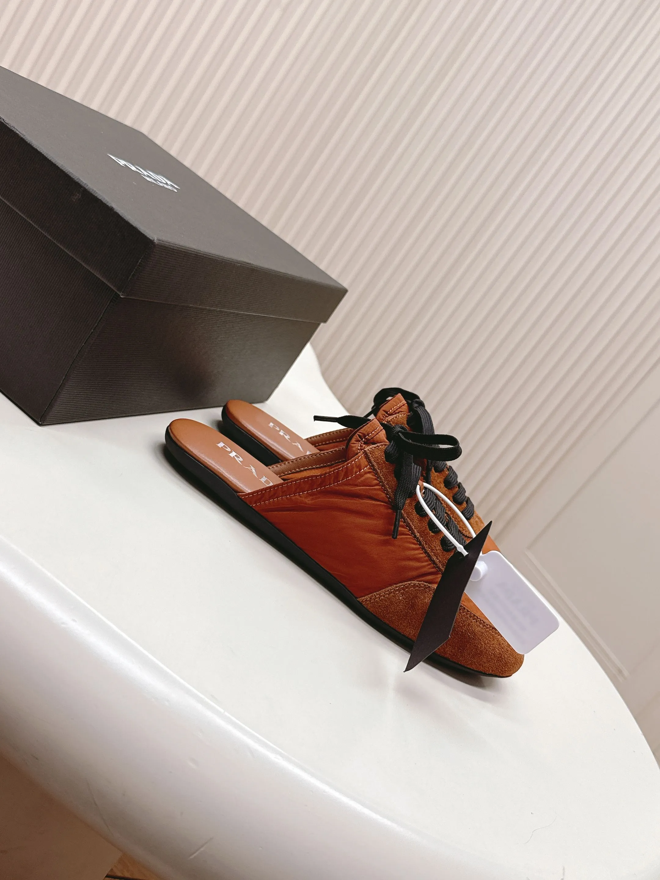 👟👟Ex-factory price 480👟👟 New color half-flop Prada Collapse regenerated nylon and suede leather stretch half-flop 2025 spring and summer latest catwalk style Forrest Gump slippers Fashion item thin casual slippers This ultra-light sports shoe is made of regenerated nylon and suede leather to create a three-dimensional shoe shape. The mixed materials highlight Prada's sports style and exquisite craftsmanship soul. The flat bottom design and elastic side cuffs make it easy to put on and take off with ease. The upper is decorated with a screen-printed logo ● Thin rubber sole · Removable leather insole upper, a casual shoe that is light, easy to wear and practical, with an original molded rubber outsole! Encounter a variety of colors combined with Forrest Gump shapes and iconic details such as Prada regenerated nylon to interpret a new style. Size: Women’s size. 35～39# 40.41
